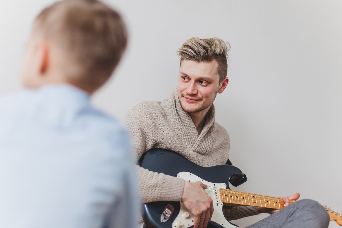 <a href="https://ru.freepik.com/free-photo/young-father-with-guitar-looking-side_1119003.htm">Изображение от freepik</a>