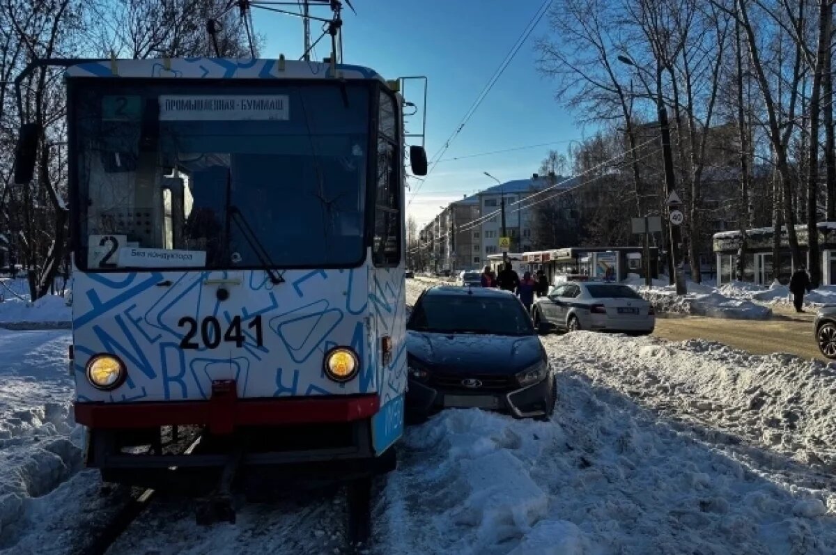    Трамвай и легковушка столкнулись на ул. Буммашевской в Ижевске