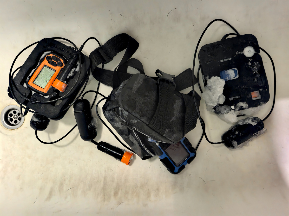 оттаивать все срочно! Ну боксах налипает снег и лед у мокрых лунок, на датчиках тоже собирается прилично льда