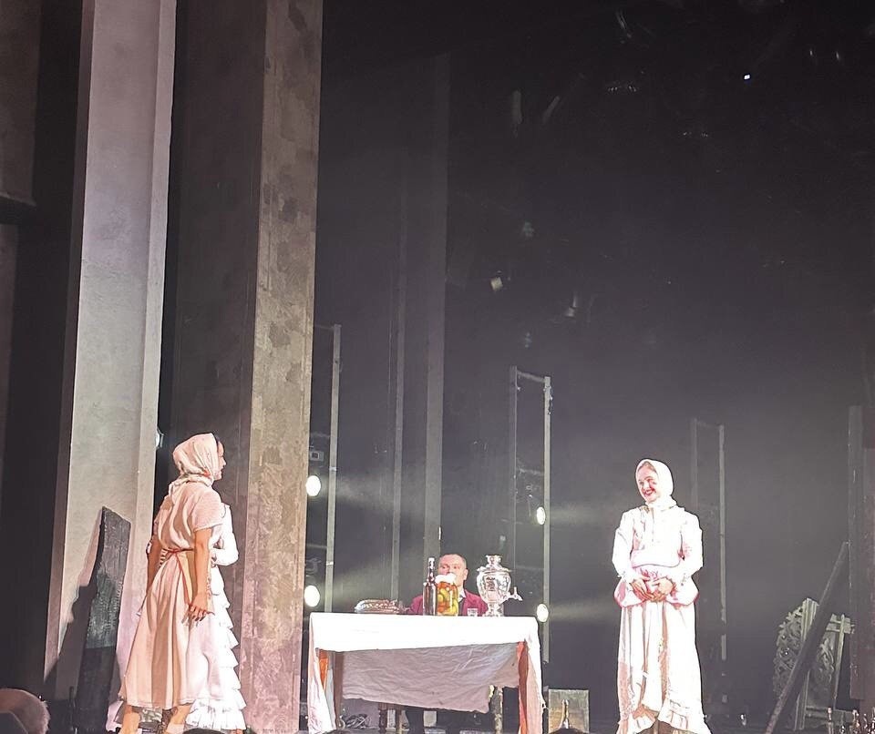 Сцена из спектакля «Дубровский». Молодежный театр имени Александрова из Ульяновска. Фото автора.