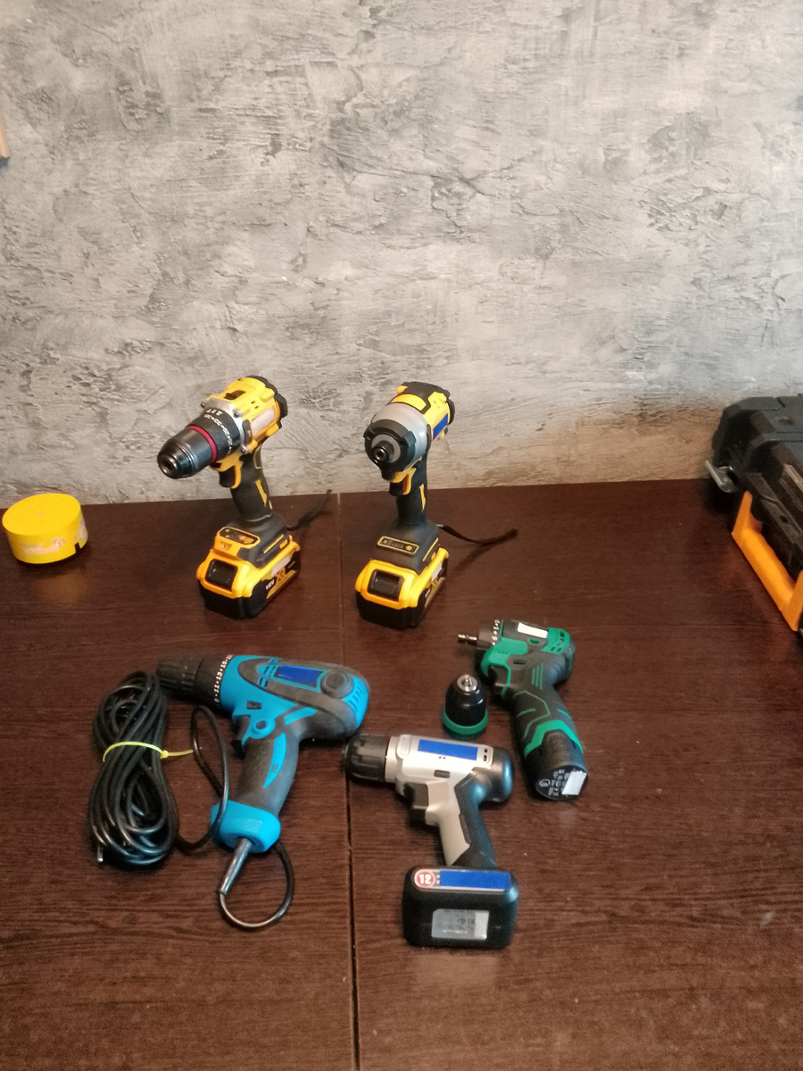 На фото мои шурики и один импакт. В квартире чаще всего пользуюсь 12 вольтовыми. 