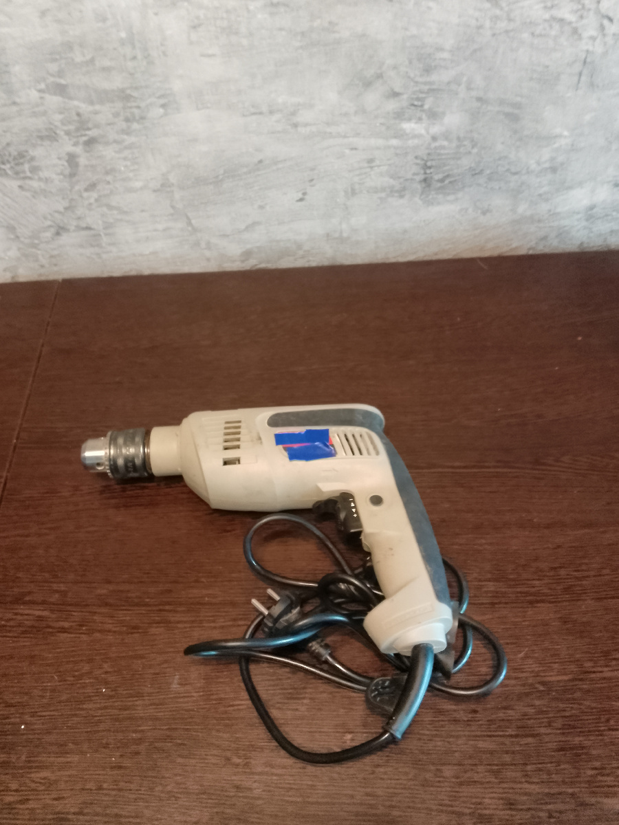 Обычная ударная дрель. Её вполне хватает для бытовых задач. Перфоратор одолжил знакомому, поэтому на фото нет. 