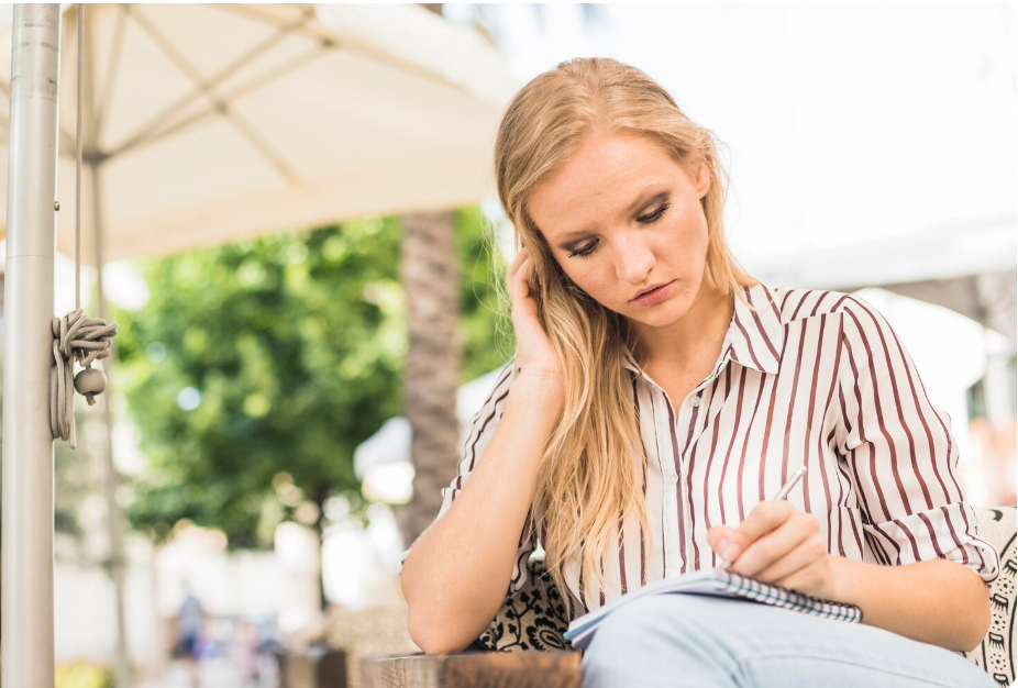 https://ru.freepik.com/free-photo/young-woman-sitting-outdoor-caf-writing-notebook-with-pencil_2698755.htm
