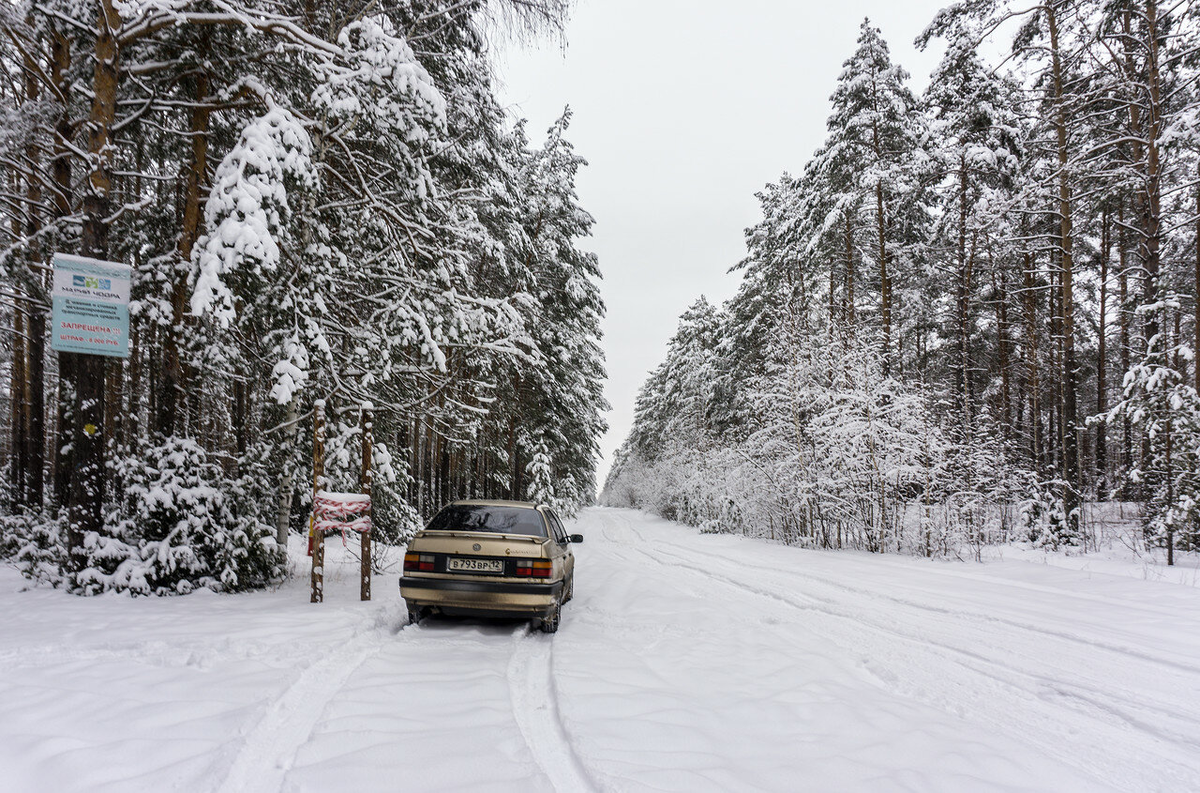 Снег только выпал, и не понять - под ним асфальт "официальной дороги" или грунтовка.