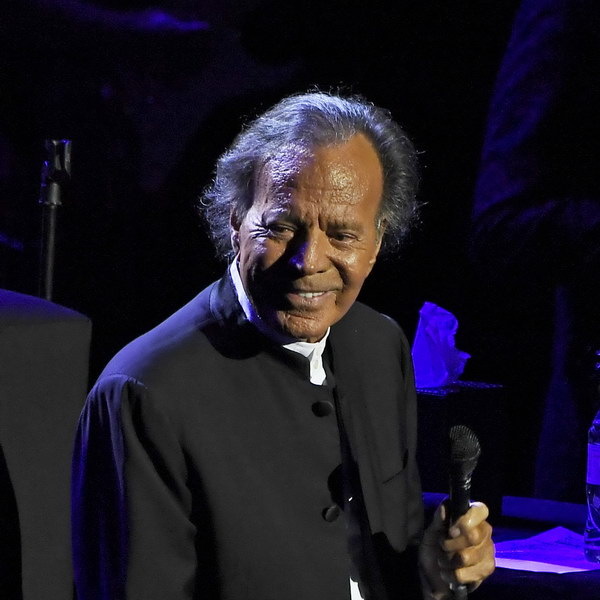     Хулио Иглесиас опроверг обвинения в домогательствах и готовится защищаться в суде