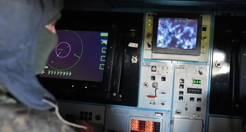    Военнослужащие Вооруженных сил России в пункте управления зенитного ракетного комплекса "Тор М2У" | © РИА Новости