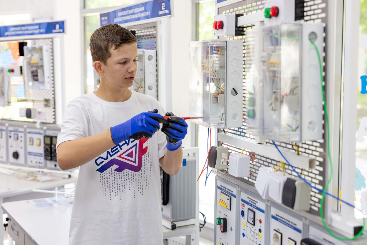 Электрики и сварщики - в топе вакансий