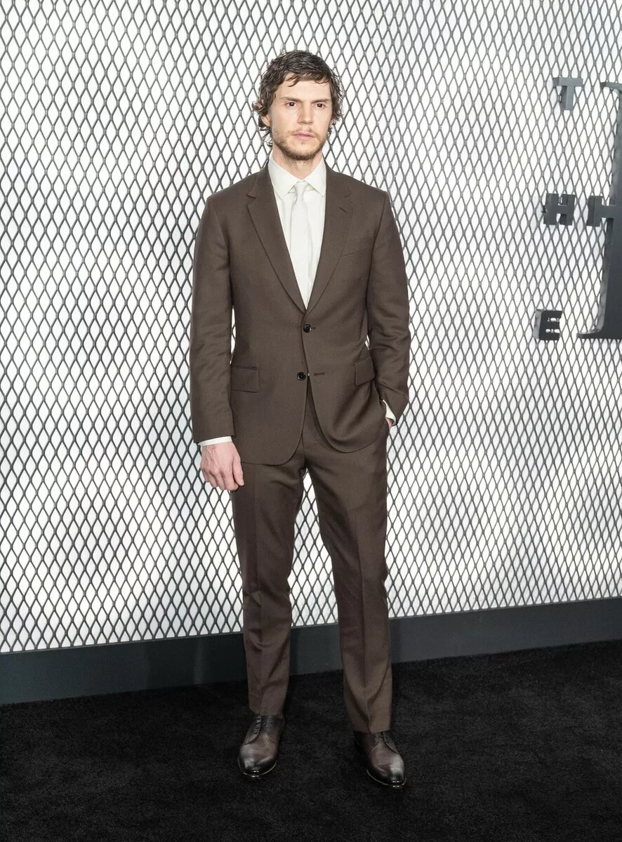 Эван Питерс📷
