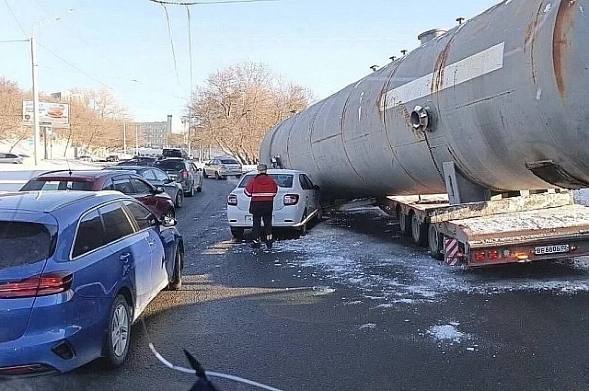    Цистерна весом 26 тонн упала на автомобиль в Уфе и перегородила дорогу