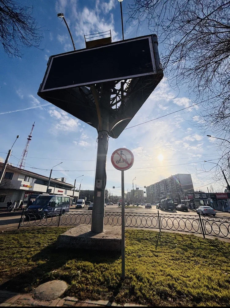 Что меня неизменно радует в Астрахани-так это зеленая трава и солнце в январе) ну и запрет на самокаты- тоже неплохо)