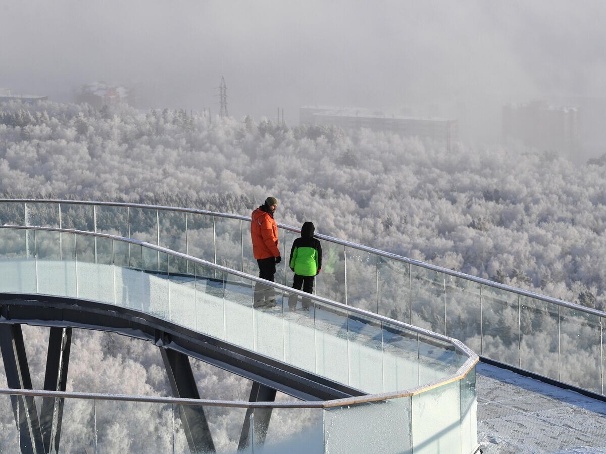    Люди на смотровой площадке Николаевской сопки на окраине Красноярска | © РИА Новости / Илья Наймушин