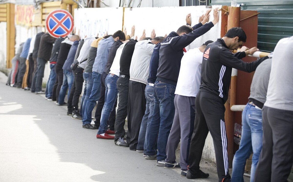    За год из Югры выдворили более 1500 иностранцев