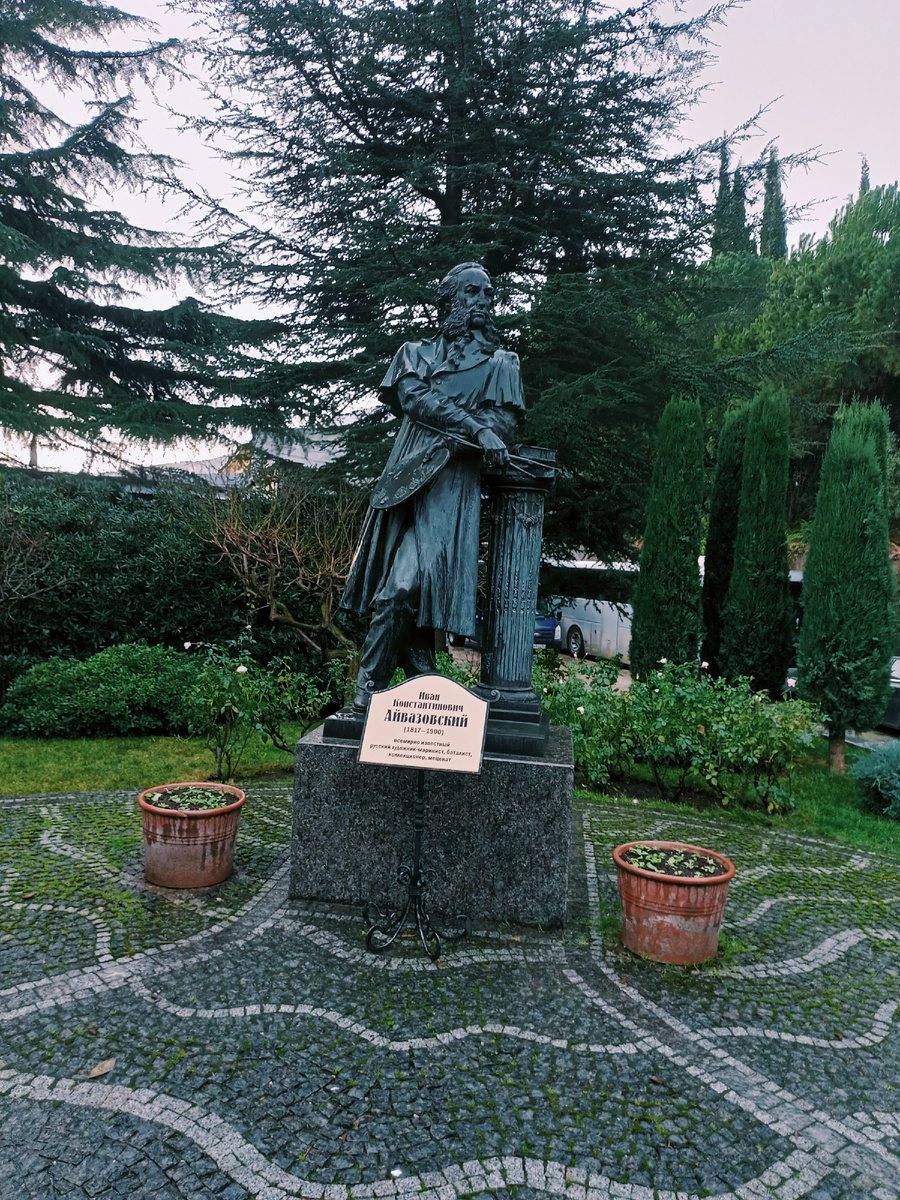 Фото автора. В парке нас встречает сам Айвазовский. 