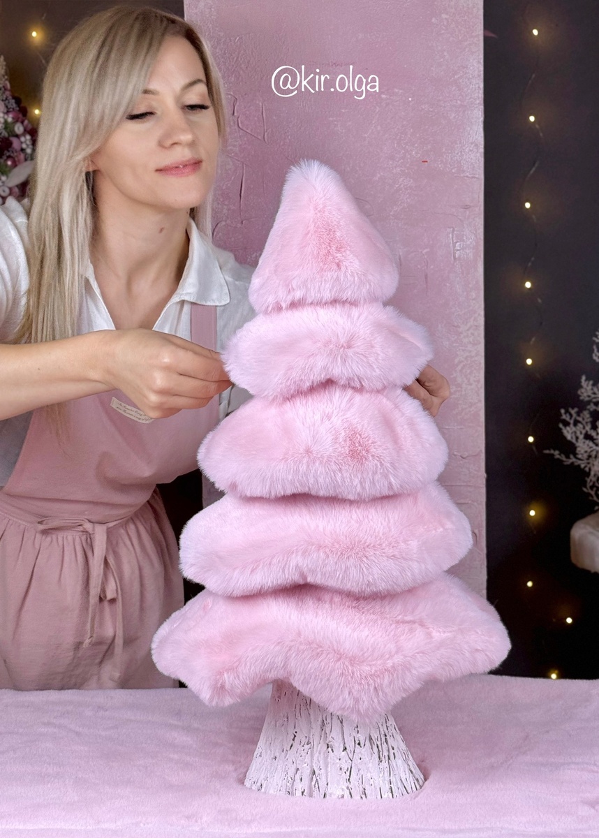 Как сформировать основу пушистой елочки;
Как создать многоярусность елочки;
Как установить елочку на пенек или кашпо;
Как аккуратно обтянуть елочку мехом.