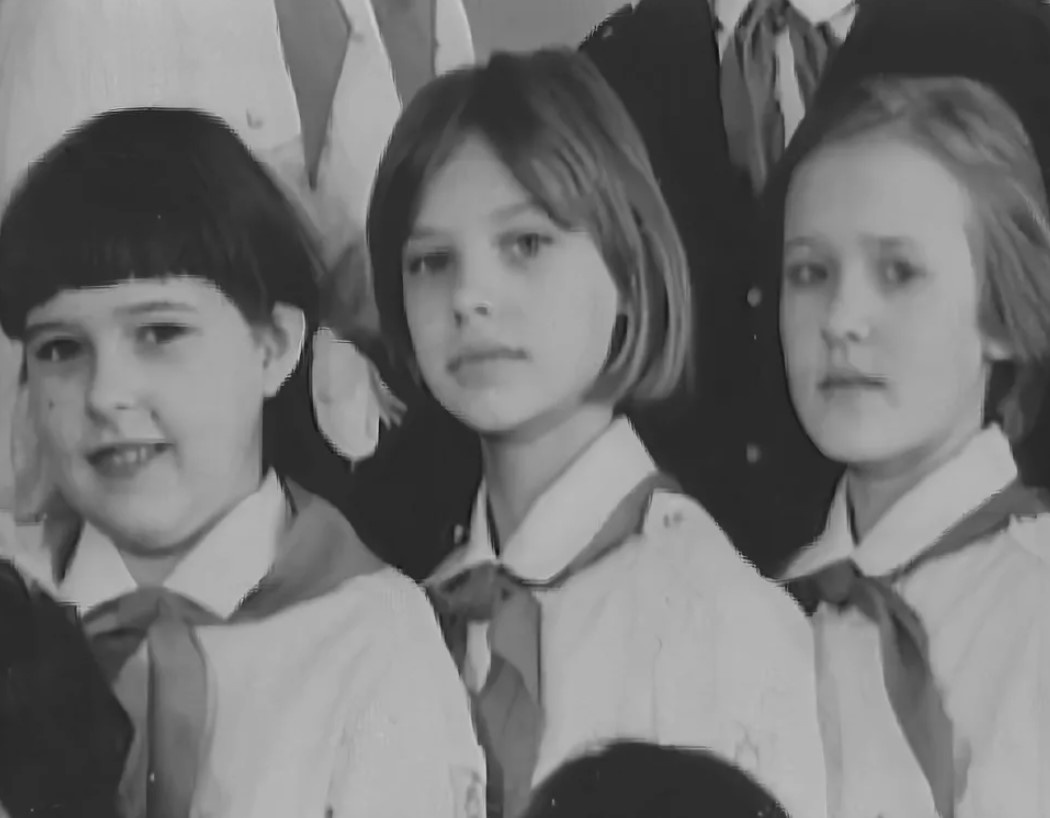 Ольга Машная в детстве (в центре).