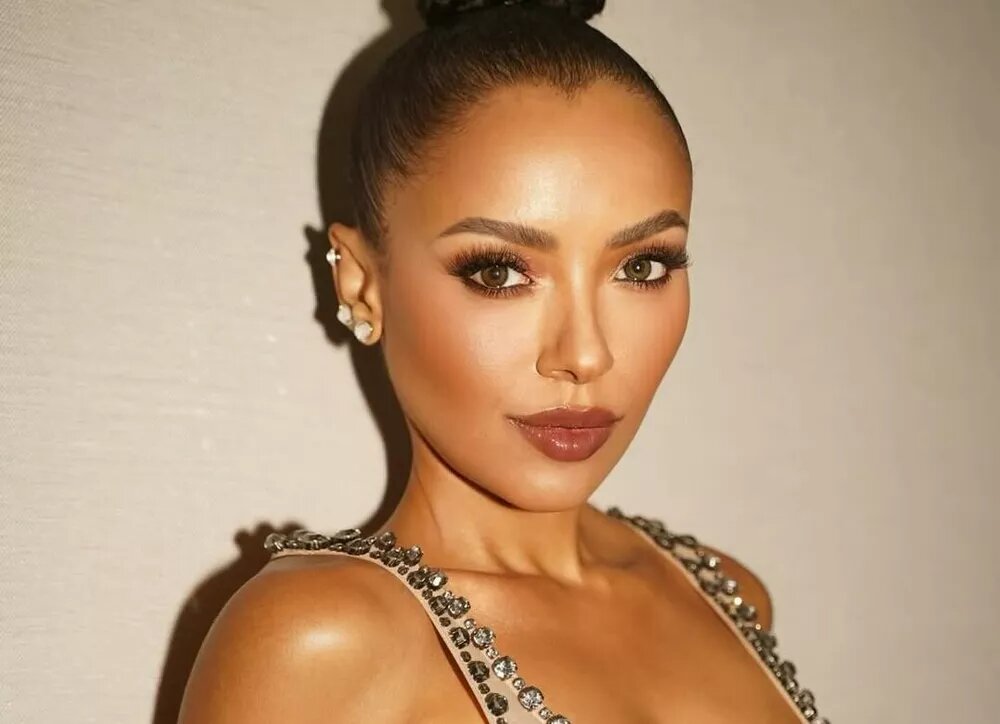    Беременная Кэт Грэм делится очень откровенными кадрами в полупрозрачном наряде