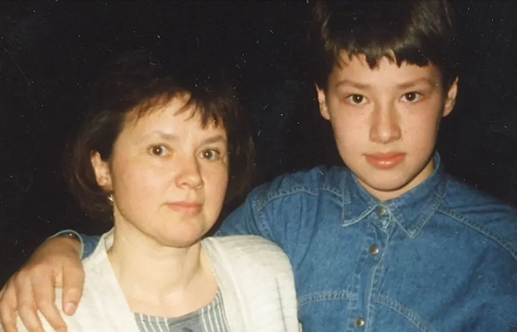 на фото Тимур Еремеев с мамой 