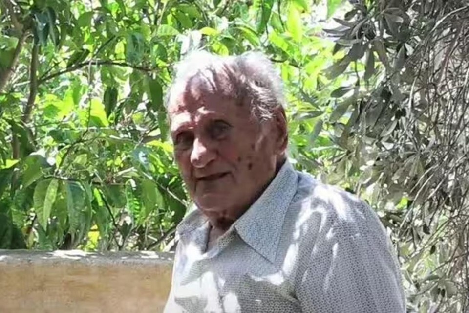    Врачи поставили мужчине диагноз рак легких и сказали, что болезнь победить уже нельзя. Ему отвели всего полгода, но мужчине удалось прожить более сорока лет. www.youtube.com