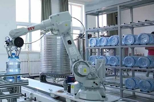    В Минпромторге раскрыли планы по внедрению промышленных роботов