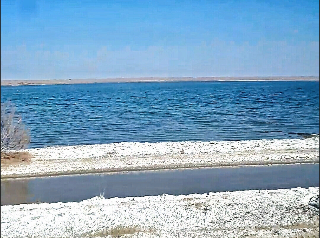 Одна часть разлива. Вдали виднеется дамба.