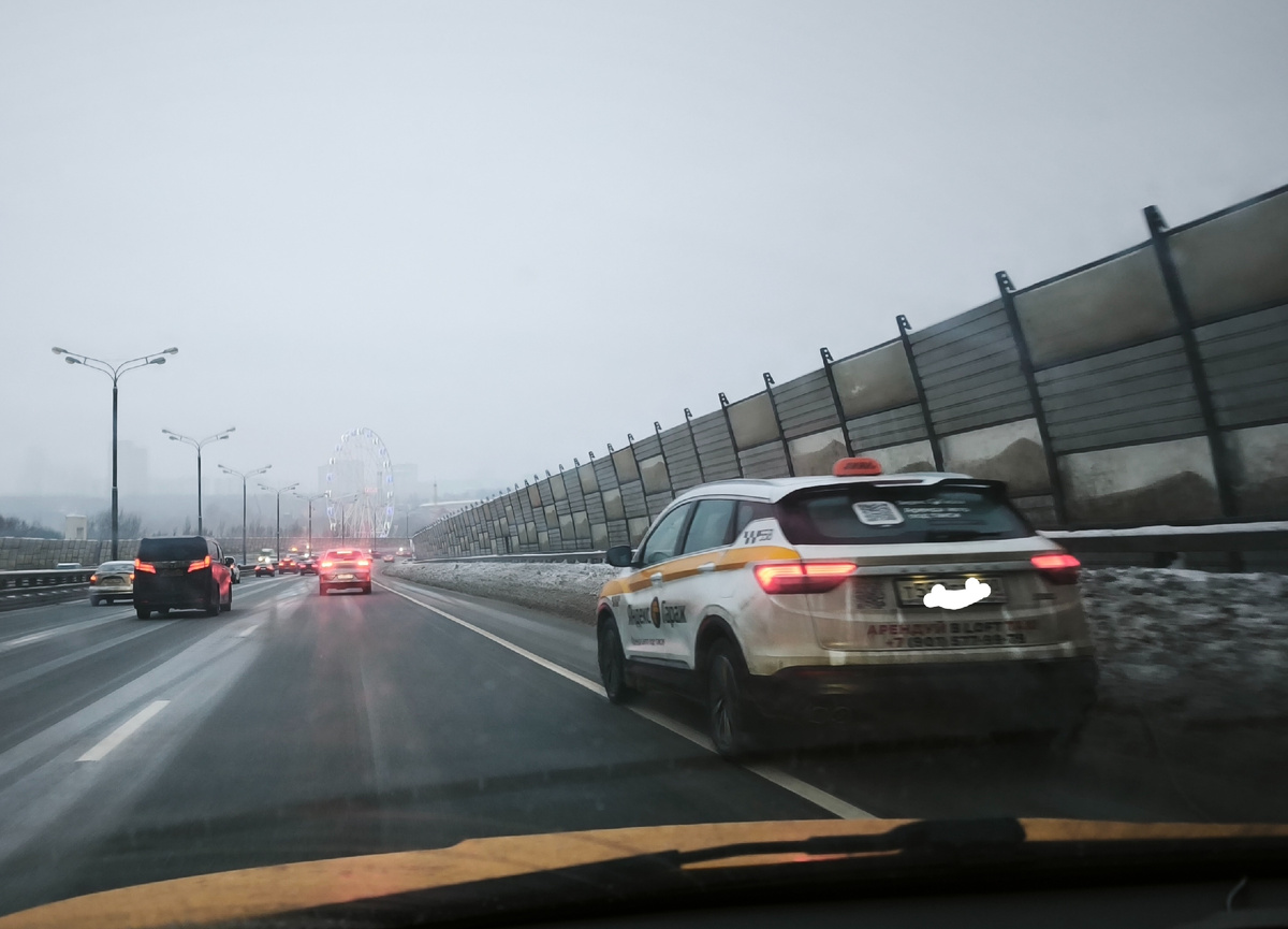 Такси едет на грани полосы. Остальная выделенка - снег. А камеры не дремлют