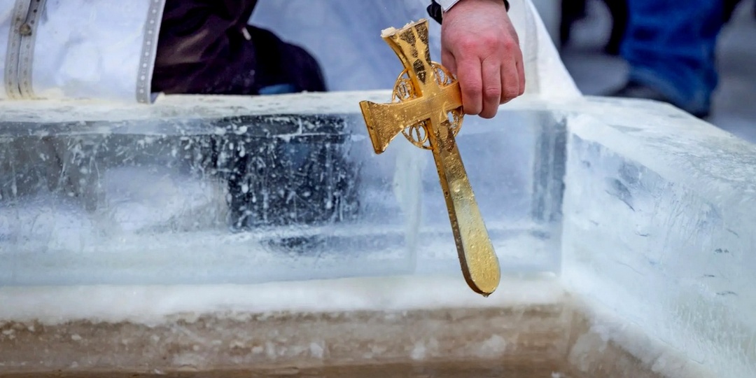 Какая вода сильнее, Богоявленская или Крещенская ? Объясняет священник