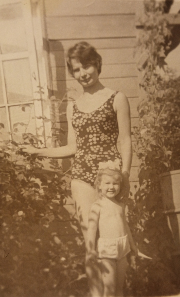 Я и моя тётя Лариса. Зимней фотки не нашла. Зато есть несколько летних, где я совсем маленькая с нашей Лорелеей. 