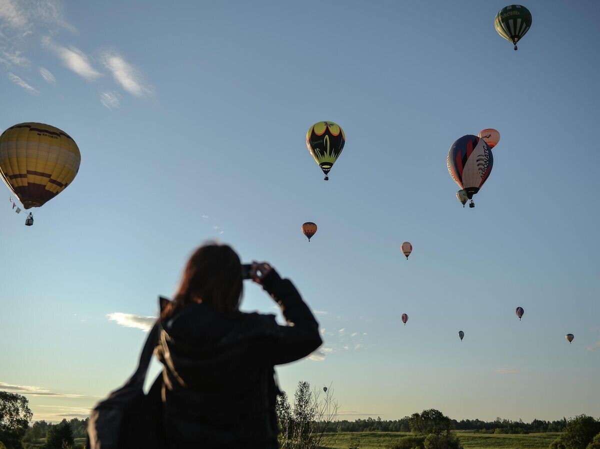    Воздушные шары участников 21-й Международной встречи воздухоплавателей в Великих Луках | © РИА Новости / Владимир Астапкович