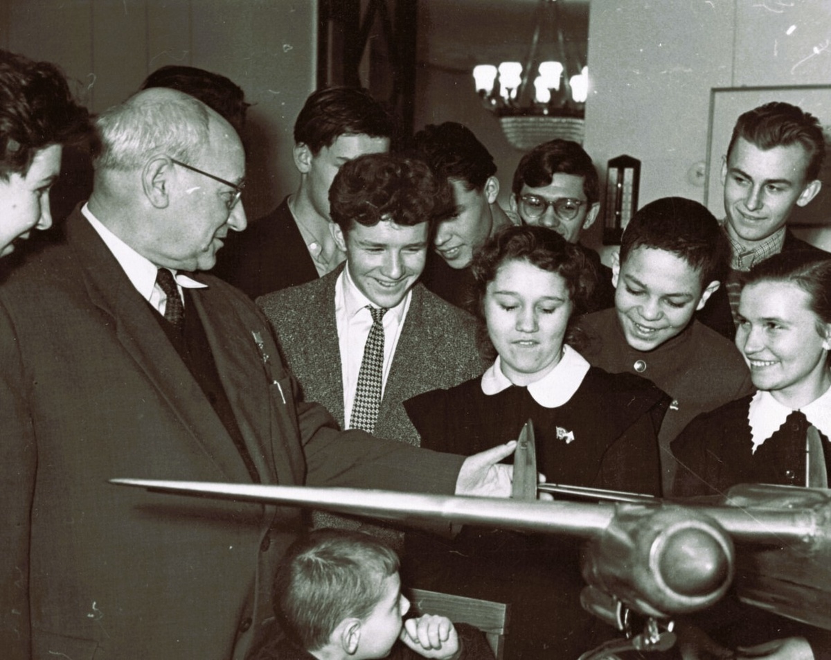 На снимке Андрей Николаевич Туполев с учащимися Бауманского района в Музее проф. Н.Е. Жуковского. 1958 г.