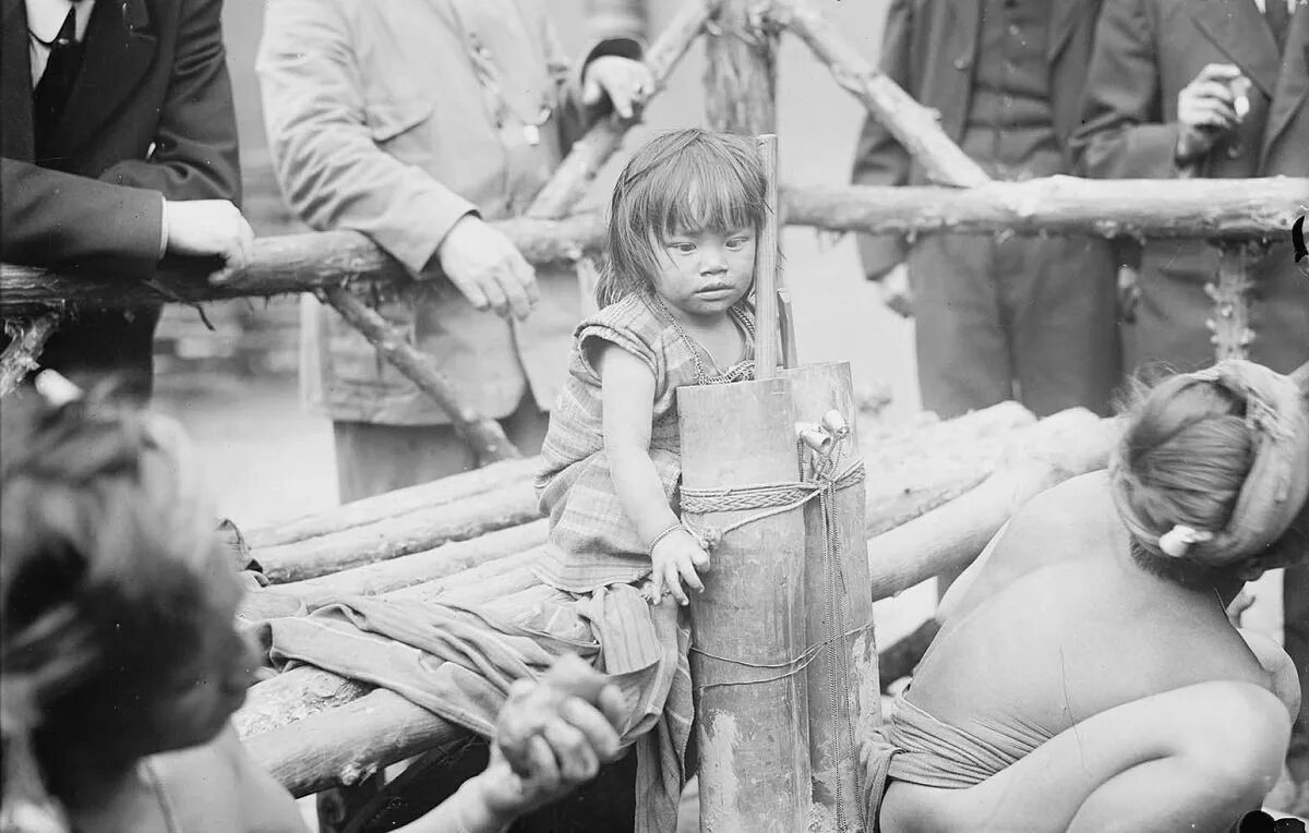 «Человеческий зоопарк» (также известен как «этнологическая экспозиция», «выставка людей» и «негритянская деревня») — собирательное название различных форм коммерческой демонстрации коренных народов, называемых «дикими» или «экзотичными», в зоопарках и парках развлечений, а также на всемирных и колониальных выставках.
