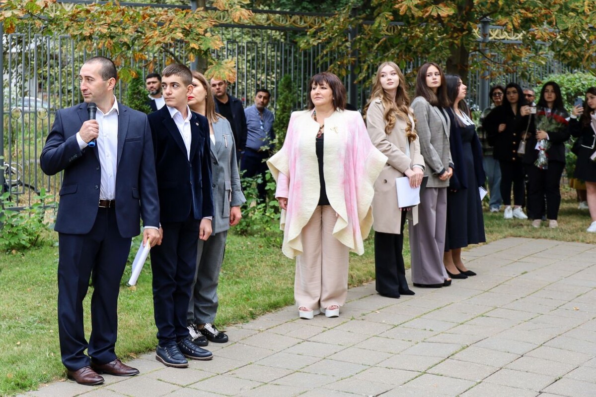 Торжественная линейка в ГБОУ Школе № 2042. Фото: сайт школы.