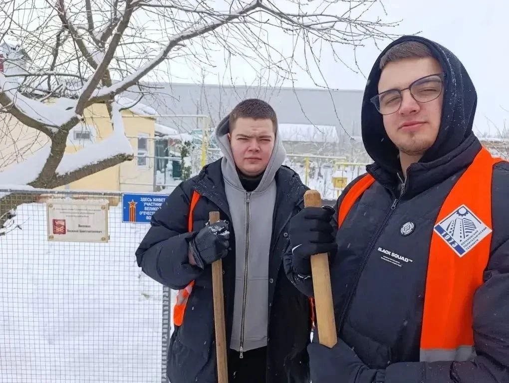    Студенты из Кореновска расчистили дорожки у дома 107-летнего ветерана Василия Ващенко