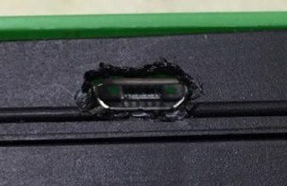 Вырезано отверстие под microUSB