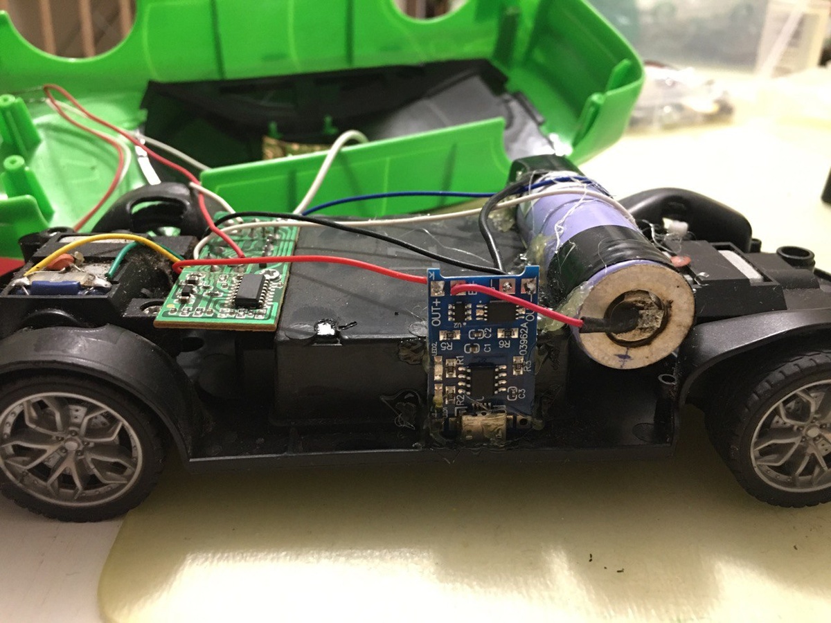 Шасси. Слева направо: мотор заднего привода, плата приёмника, плата зарядки, АКБ, мотор поворота колёс