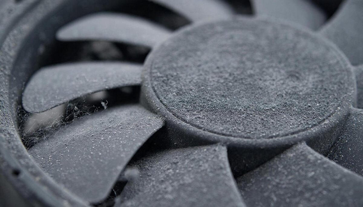 Вот главная причина перегрева и тормозов в 50% случаев. Когда вентилятор забит, железо «задыхается» и теряет производительность, даже если оно мощное.