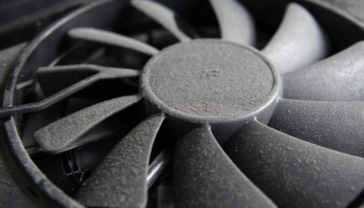 Вот главная причина перегрева и тормозов в 50% случаев. Когда вентилятор забит, железо «задыхается» и теряет производительность, даже если оно мощное.