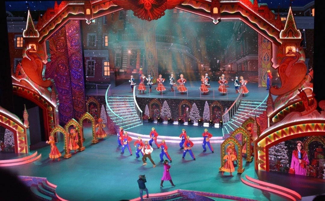 Особенным подарком для детей стал показ спектакля «Заветные Куранты»