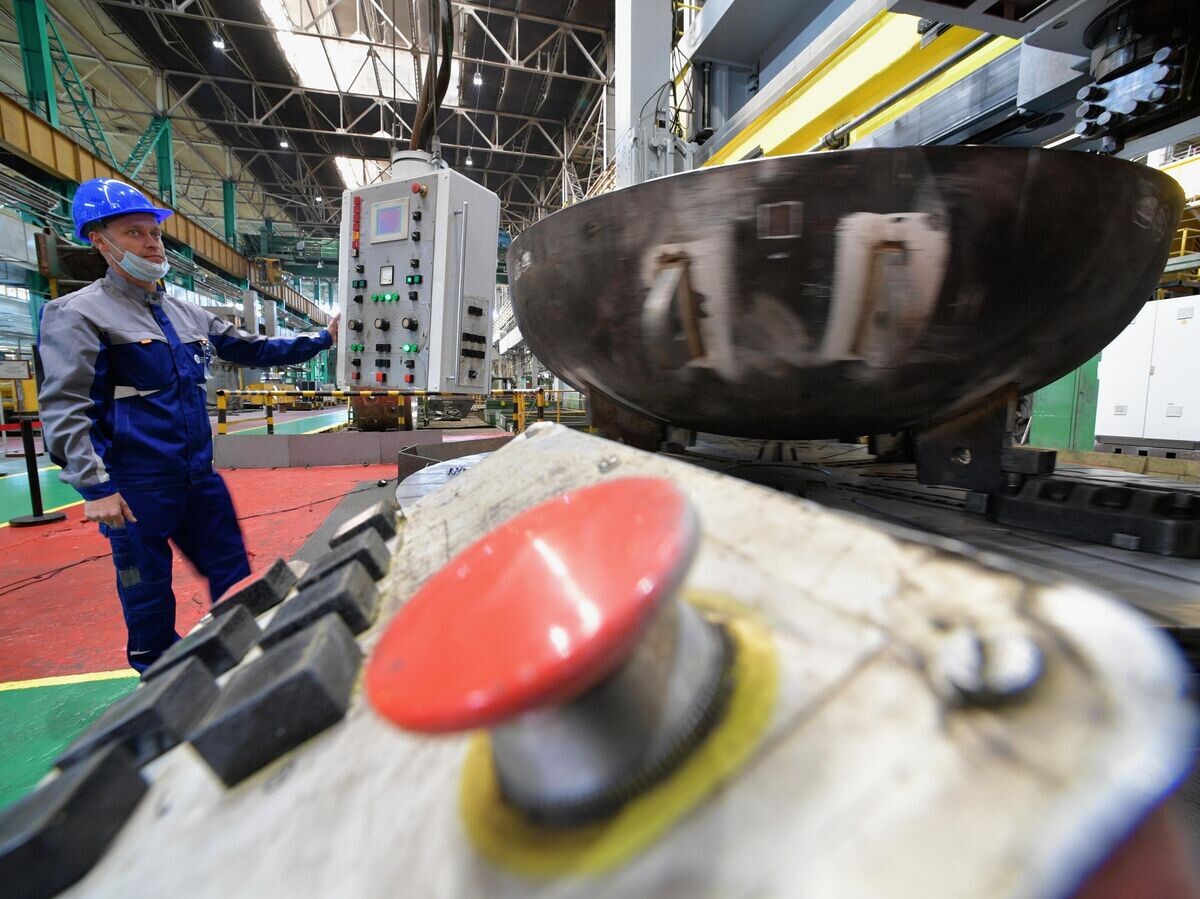    Рабочий в цехе по производству оборудования для атомного реактора© РИА Новости . Александр Гальперин