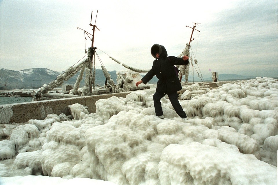    9 декабря 2002 года. Новороссийск. Обледенение после урагана. Владимир ВЕЛЕНГУРИН
