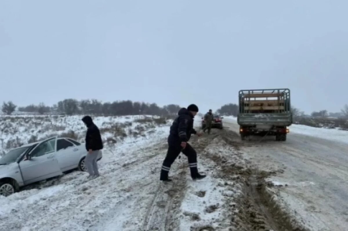    Помощь на заснеженных дорогах: как ДПС выручала астраханцев в непогоду