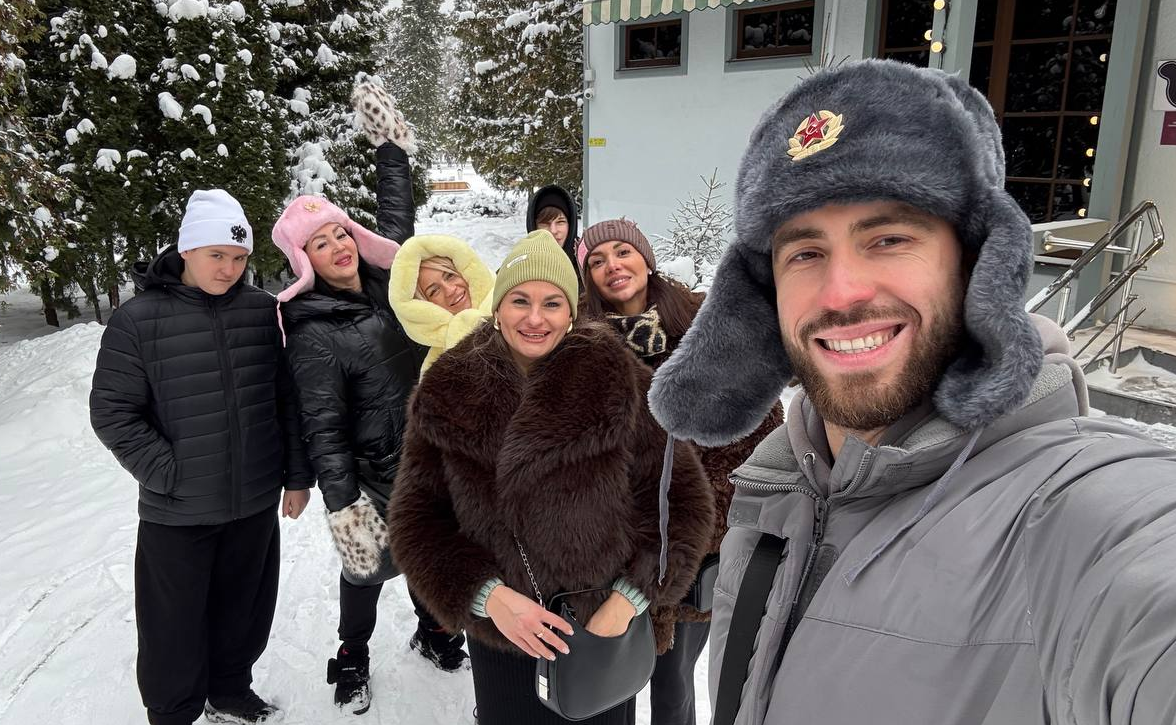 Игорь Григорьев и его дружная новогодняя компания (фото из Telegram)