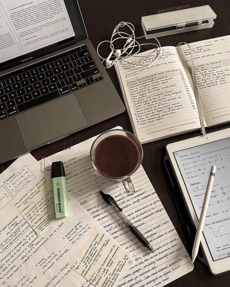 1. Планируй задачи заранееСоставь список дел на день, разделив его по приоритетам: важное, срочное и второстепенное. Это поможет сосредоточиться на главном.2. Используй метод «Помидора»Работай 25 минут, затем делай перерыв 5 минут. После 4 таких циклов – длинный перерыв 15-30 минут. Такой режим сохраняет концентрацию и предотвращает усталость.3. Начинай с самых трудных задачУтро – время максимальной продуктивности. Сложные темы или задания лучше делать в начале дня, когда мозг свежий.4. Равномерно распределяй нагрузкуНе перегружай себя длинными сессиями без отдыха. Делай перерывы для восстановления энергии и концентрации.5. Чередуй виды деятельностиЕсли долго занимаешься одной темой, сменяй её на другую по формату , так память работает лучше.6. Включай физическую активностьКороткая зарядка или прогулка помогает улучшить кровообращение и повысить бодрость.7. Выделяй время на повторениеЗакрепляй материал ежедневно, даже по 10-15 минут, так знания надежнее усваиваются.8. Отводи период для отдыха и снаКачественный сон и отдых – основа успешного обучения.