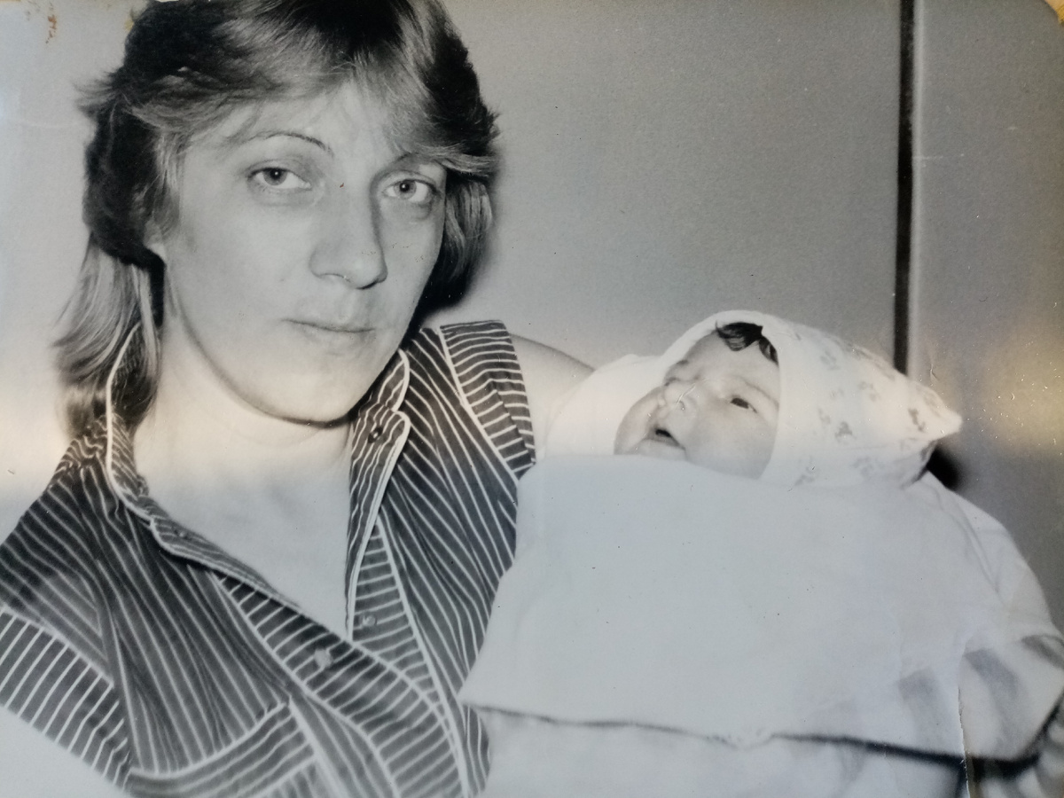 Моя мать держит меня на руках