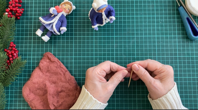 На деревянную зубочистку накручиваем коричневую вату. Фото автора.