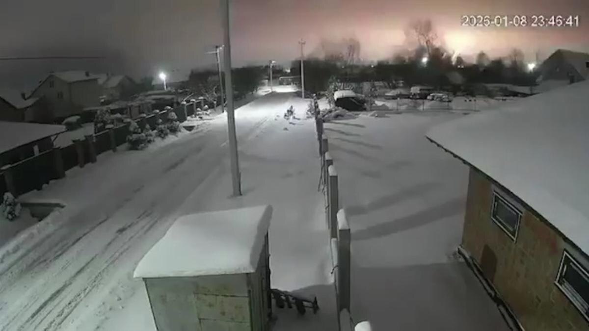 Скриншот видео с ударом «Орешника» по военным объектам во Львове 