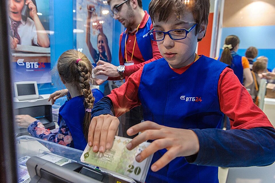 Карманные деньги не должны быть средством поощрения или наказания, это формирует нездоровое отношение к деньгам. Фото: Михаил ФРОЛОВ