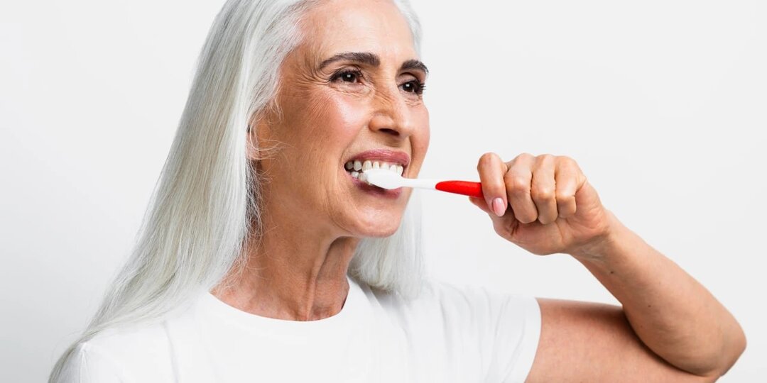 Съемные зубные протезы: как правильно ухаживать и чистить