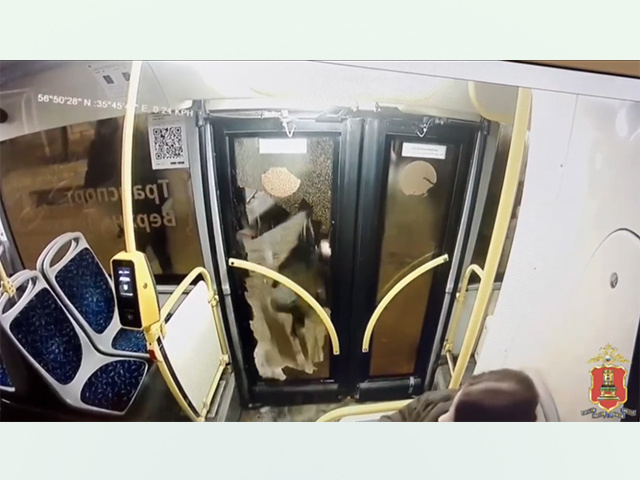 В Твери привлекли к ответственности мужчину, разбившего стекло в автобусе