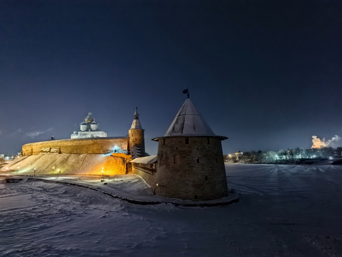 Вид от Высокой башни на кром и устье реки Псковы при впадении в реку Великую 