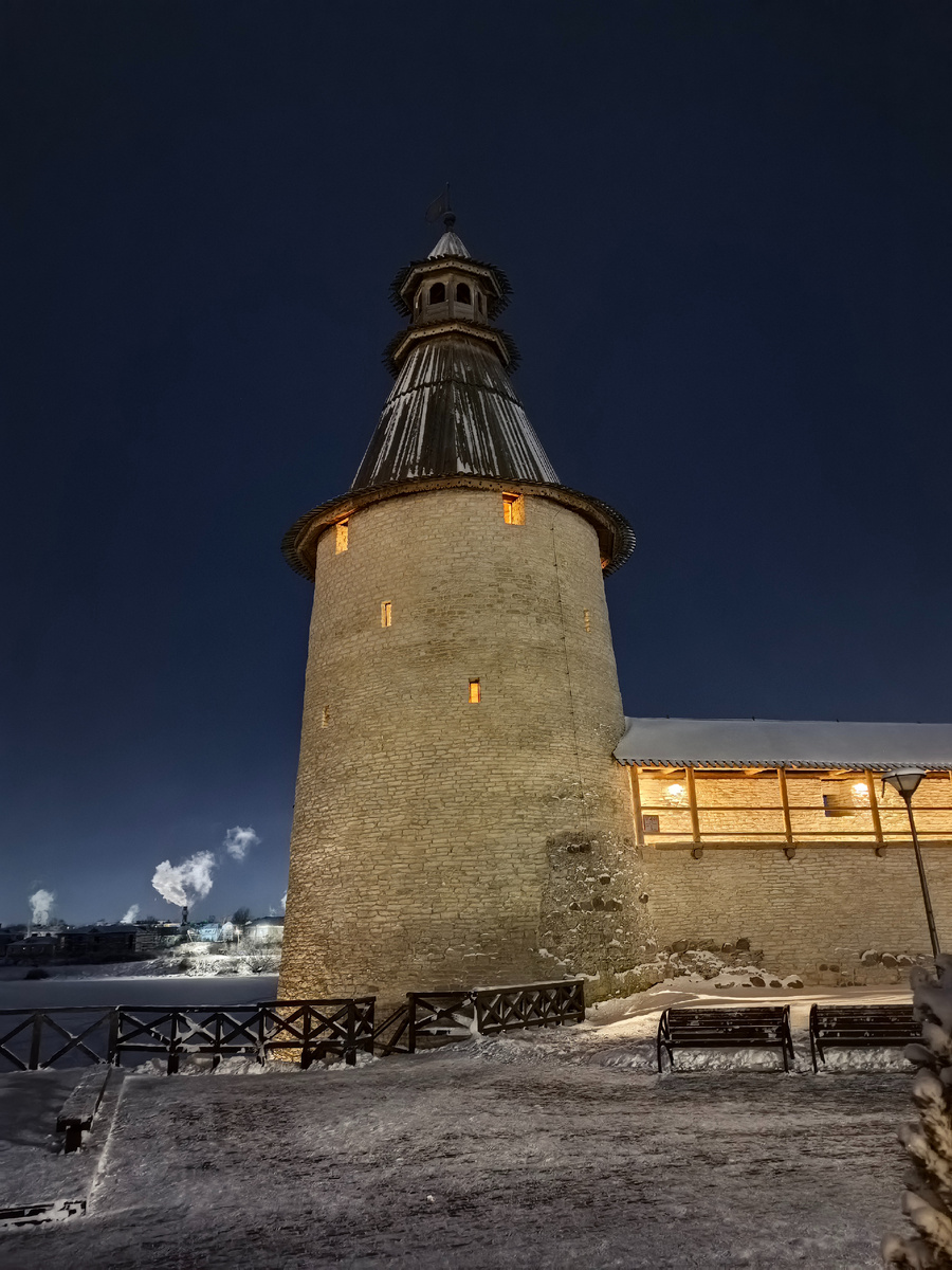 Высокая башня и вид на Пскову